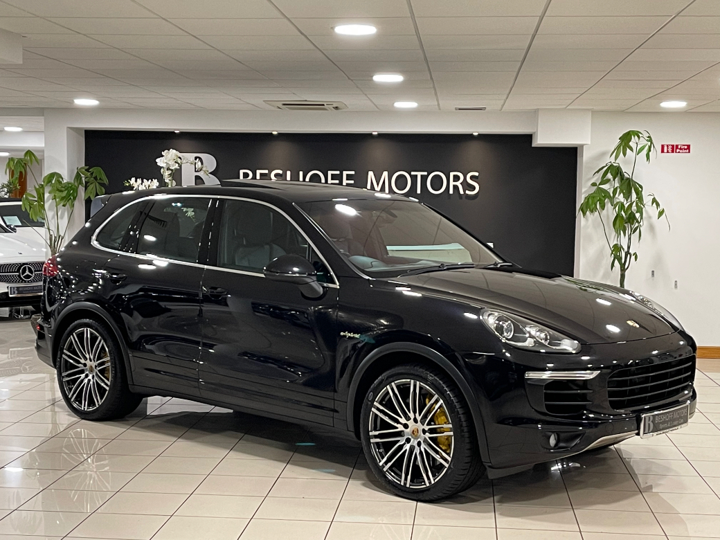 Image for 2015 Porsche Cayenne 3.0 V6 S E-HYBRID. LOW MILEAGE//HUGE SPEC. PAN ROOF//FULL SERVICE HISTORY.151 D REG. TAILORED FINANCE PACKAGES AVAILABLE. TRADE IN'S WELCOME.
