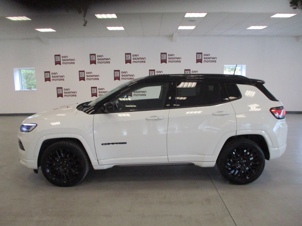 Image for 2023 Jeep Compass S-model 1.5 E-hybrid 130 DCT 5 DOOR-TWO TONE PAINT-LEATHER-CAMERA-SAT NAV-HEATED SEATS-HEATED STEERING WHEEL