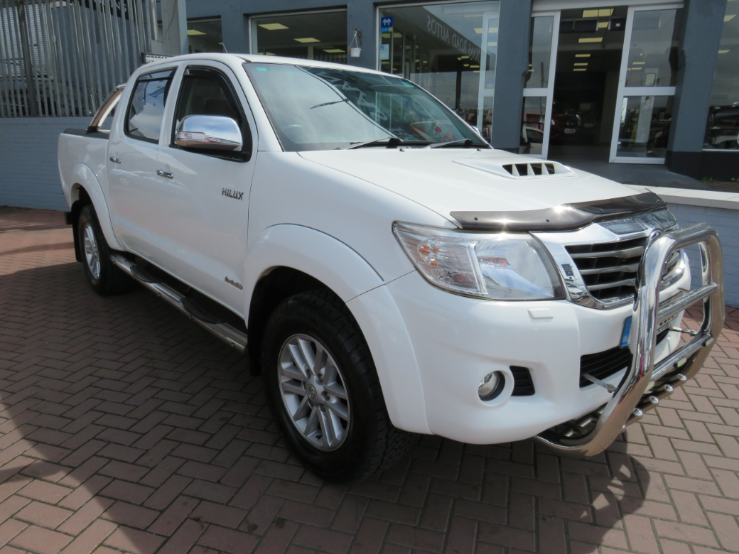 Image for 2016 Toyota Hilux INVINCIBLE 3.0 D4D // IMMACULATE CONDITION INSIDE AND OUT // ALLOYS // BLUETOOTH // CRUISE CONTROL // REVERSE CAMERA // AIR-CON // MFSW // NAAS ROAD AUTOS EST 1991 // CALL 01 4564074 // SIMI DEALER 