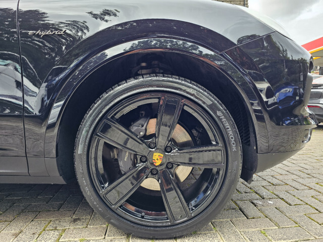 Image for 2022 Porsche Cayenne 3.0 E-HYBRID PLATINUM. ONLY 2000 MILES. SUNROOF. FINANCE ARRANGED. WWW. SARSFIELDMOTORS. IE